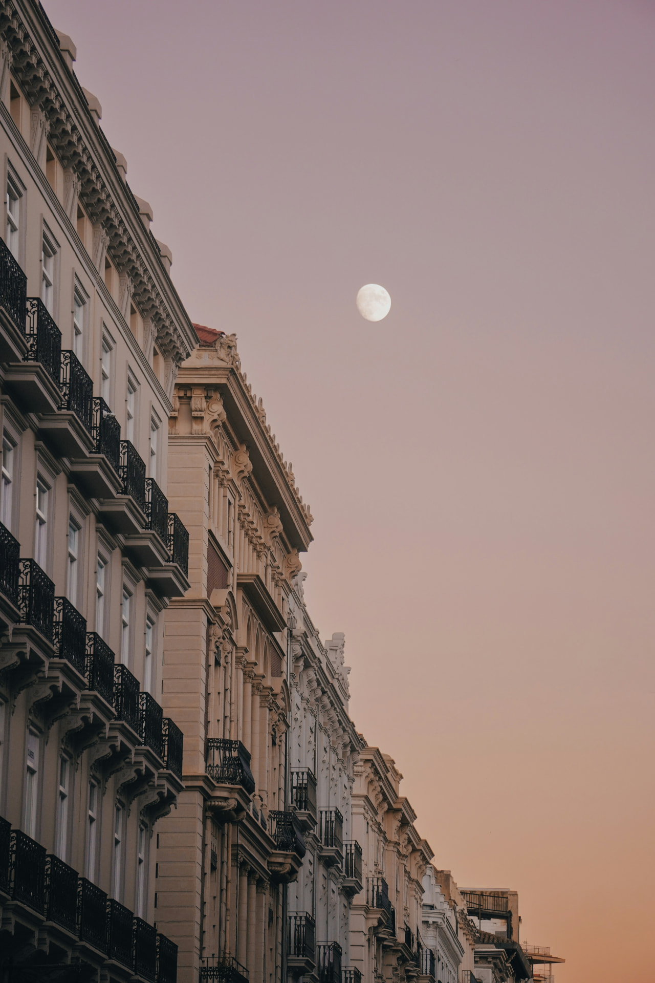 Balcones de hierro forjado en fachadas clásicas de Valencia al atardecer